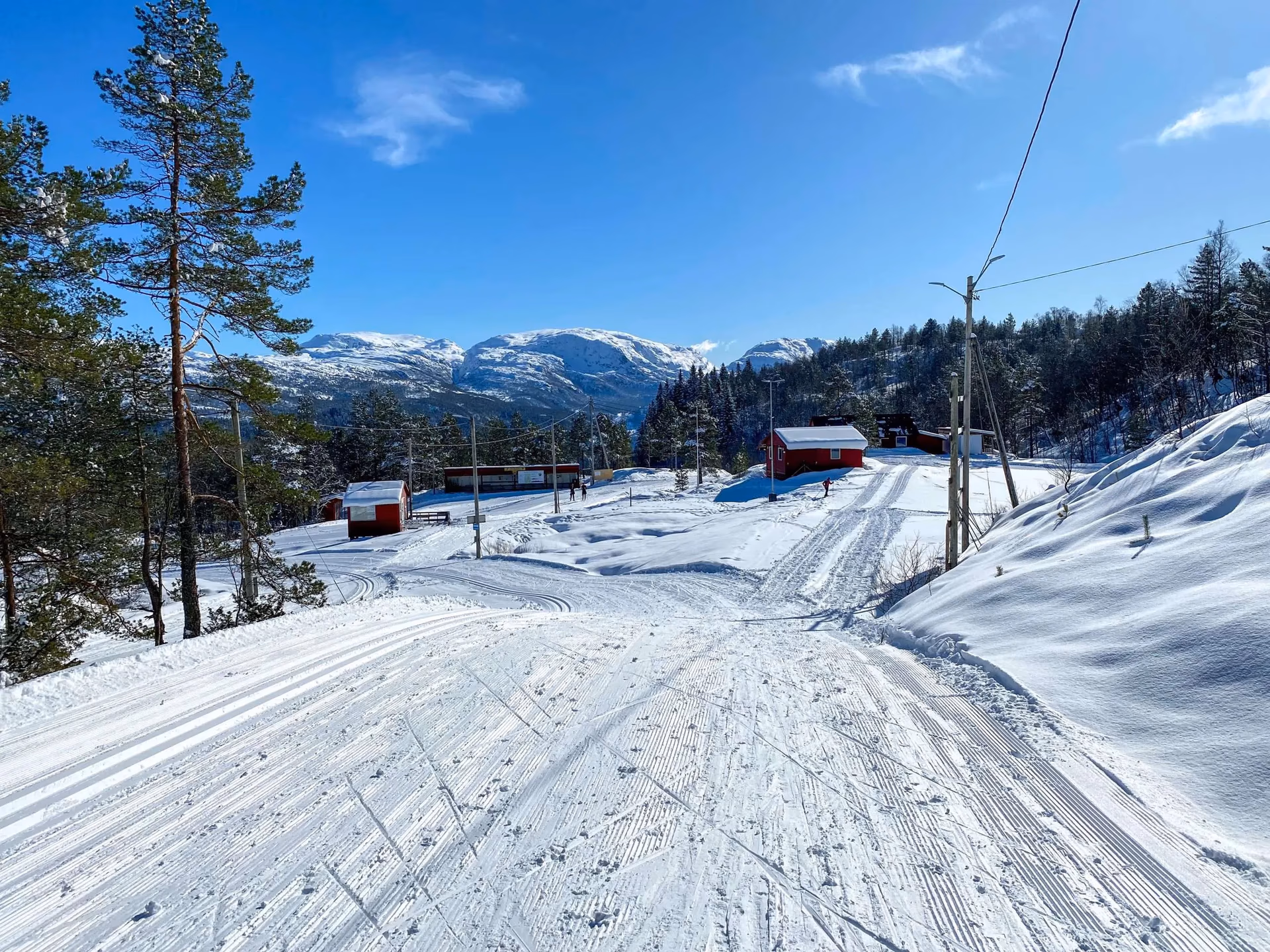 Oversiktsbilde av Totræna Vinterpark med skiløyper og stadion