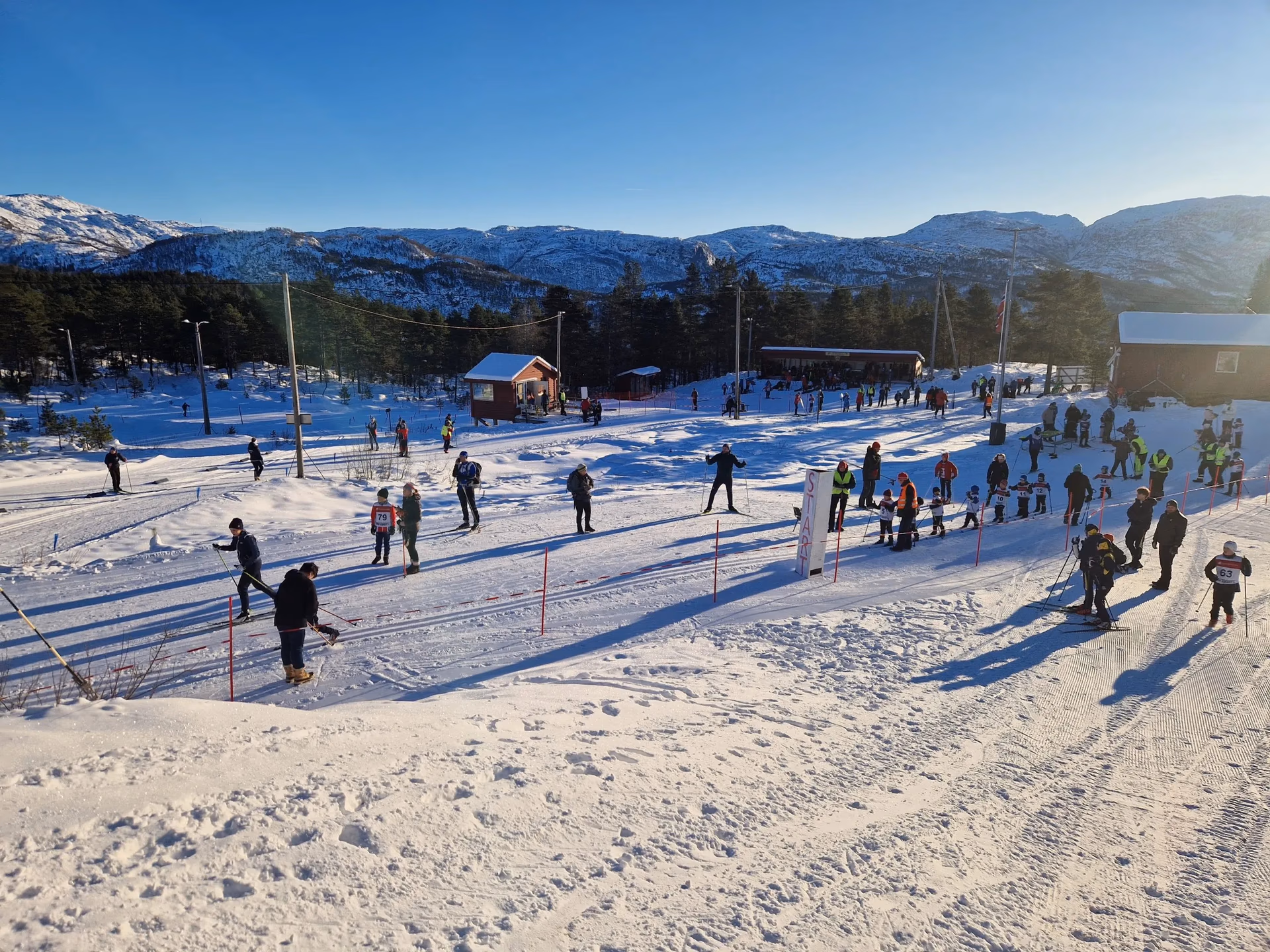 Deltakere på skirenn i løypa på Totræna Vinterpark
